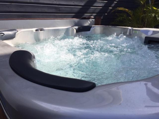 Apartament Le Flamboyant Avec Piscine Chauffee 30° Et Jacuzzi Saint-André Zewnętrze zdjęcie